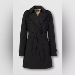 BURBERRY short trench coat in black.
